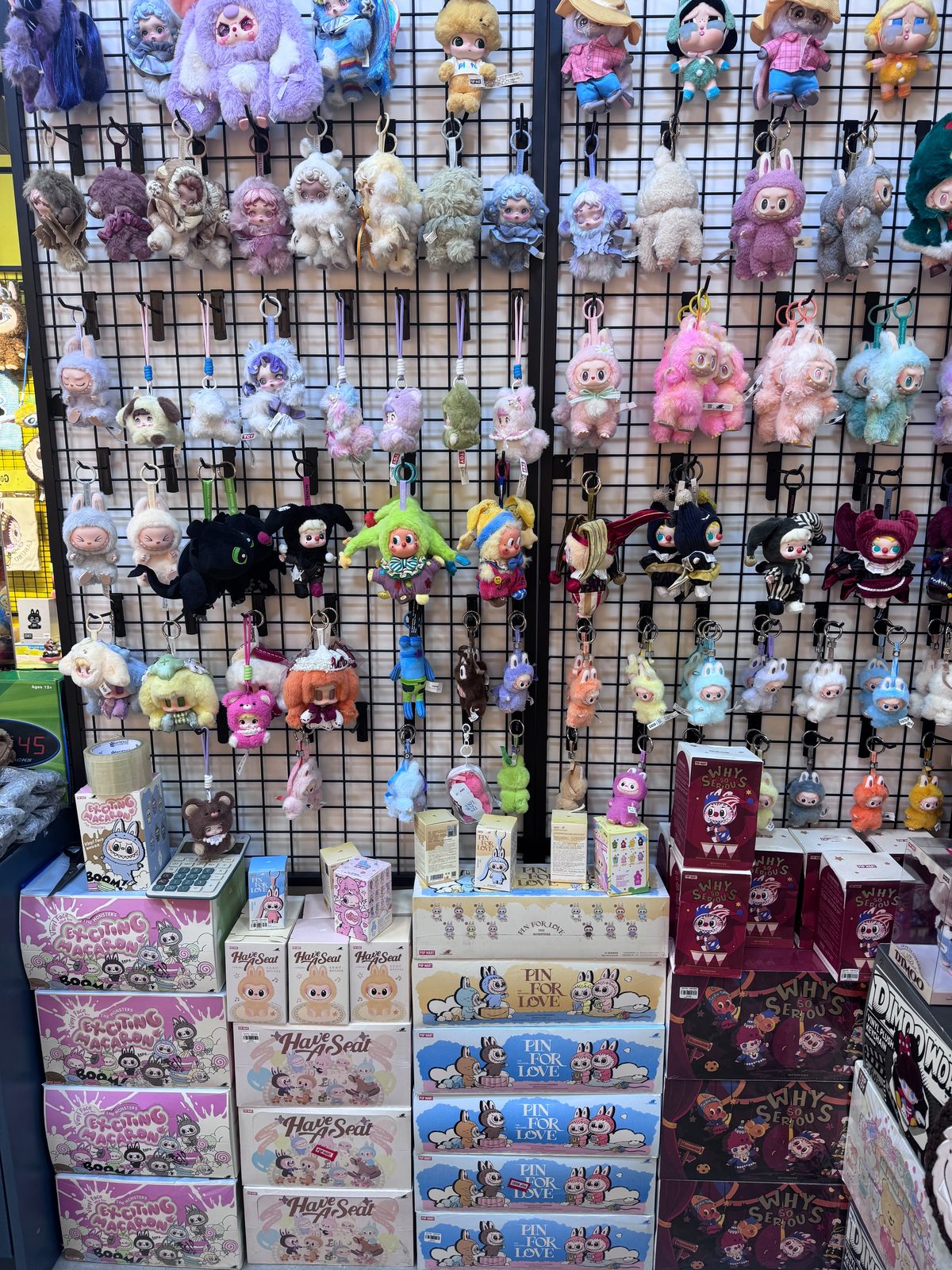 Labubu peluş anahtarlıklar ve blind box kutuları