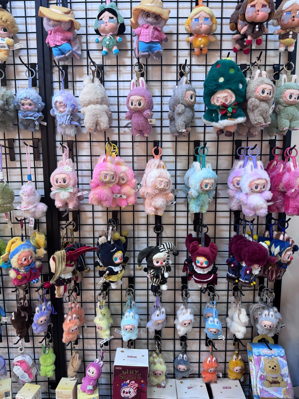 Rengârenk Labubu peluş figürleri