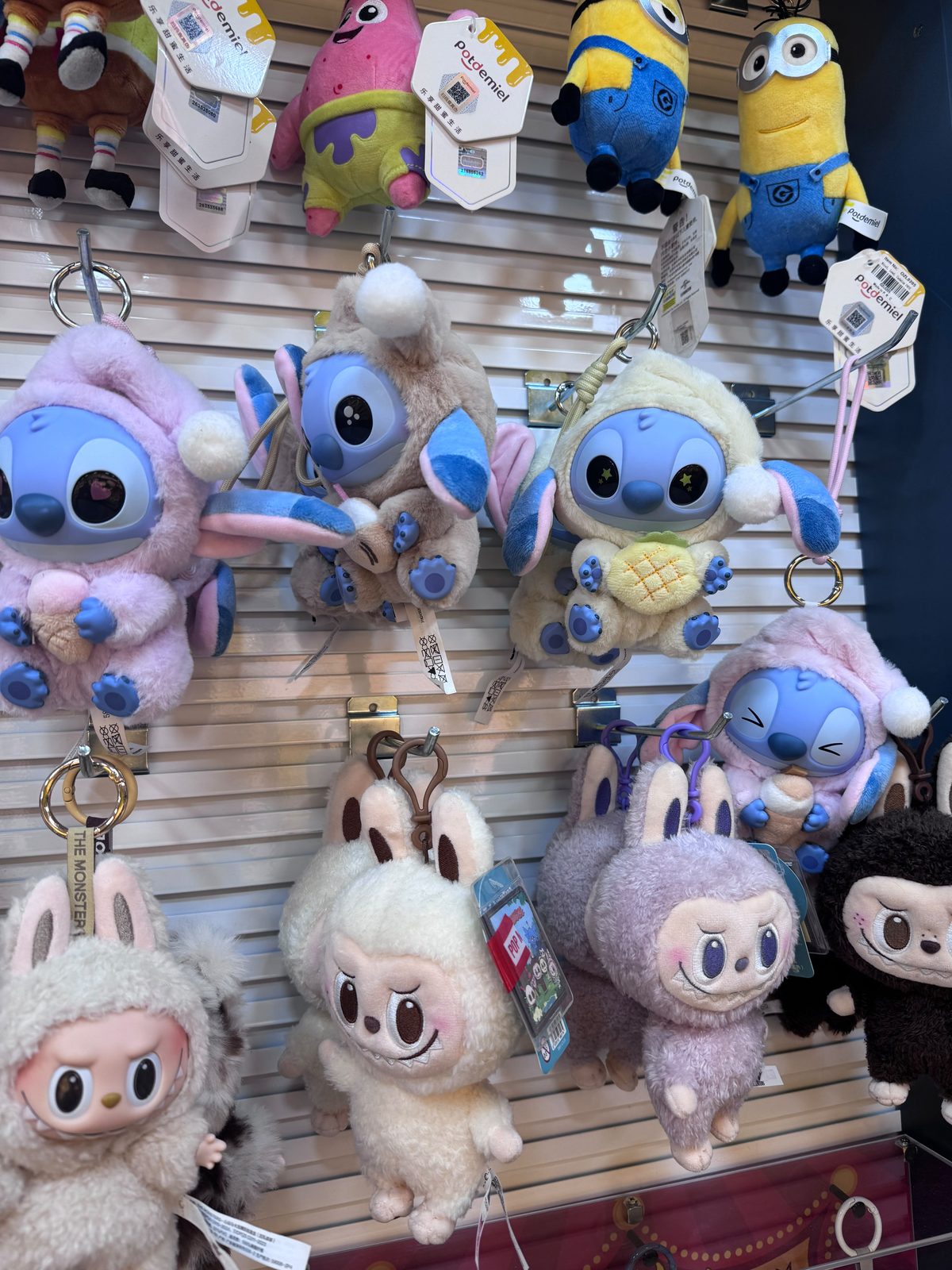 Labubu ve Stitch peluş anahtarlıkları