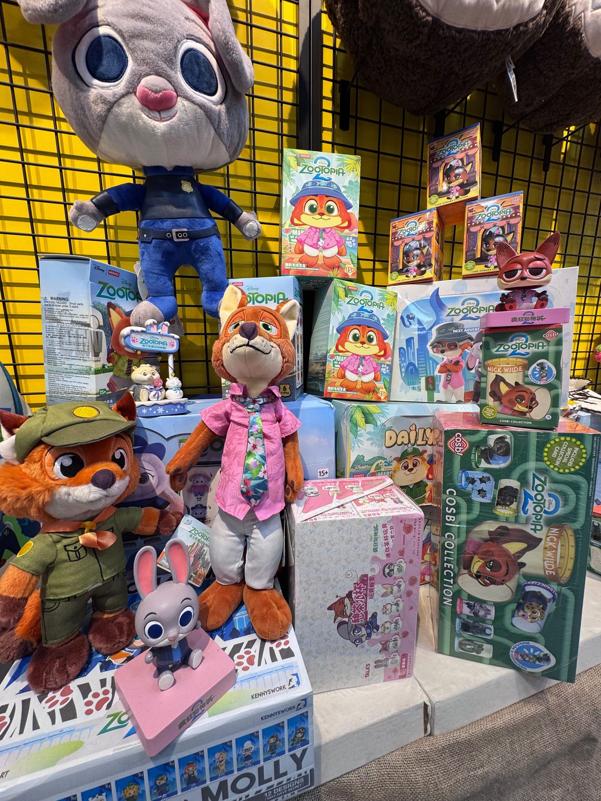 Zootopia peluş ve figür rafı